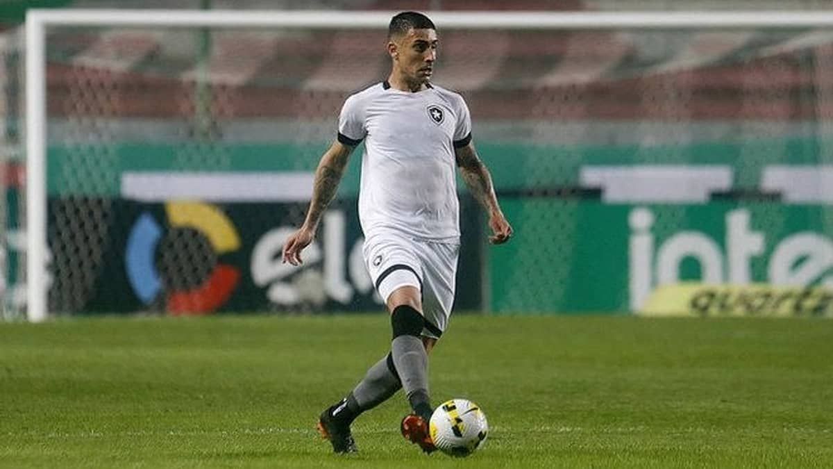 Zagueiro do Botafogo viraliza em culto: “Está mais cheio que o estádio”