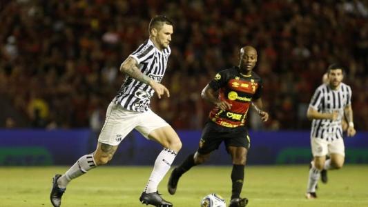 Zagueiro Tiago Pagnussat no jogo Sport x Ceará, na Ilha do Retiro, pela final da Copa do Nordeste 2023 Leia mais em: https://www.opovo.com.br/esportes/futebol/times/ceara/2023/06/30/quase-2-meses-apos-tri-no-nordestao-ceara-reencontra-sport-na-serie-b.html ©2022 Todos os direitos são reservados ao Portal O POVO, conforme a Lei nº 9.610/98. A publicação, redistribuição, transmissão e reescrita sem autorização prévia são proibidas