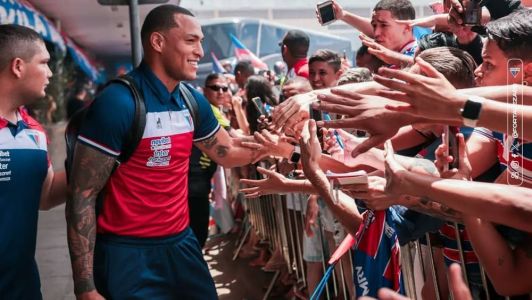 Zagueiro Titi cumprimenta torcedores no embarque do Fortaleza para o Uruguai