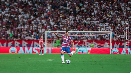 Zagueiro Titi em ação contra o América: Castelão estava lotado