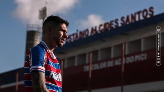 Zagueiro Tobias Figueiredo posa para foto na sede do Fortaleza