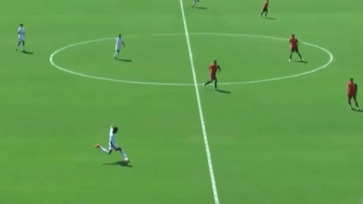 Zagueiro da base do Cruzeiro faz gol 'bizarro', de antes do meio de campo; assista