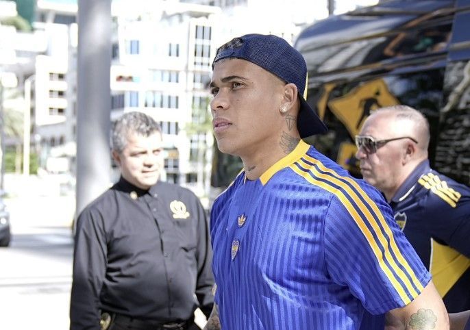 Zagueiro consegue visto após negativas e se junta ao Boca para o Mundial