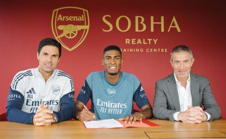 Cristhian Mosquera na assinatura de contrato como reforço do Arsenal, em julho de 2025