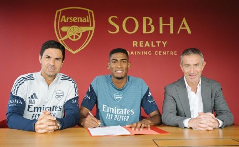 Cristhian Mosquera na assinatura de contrato como reforço do Arsenal, em julho de 2025