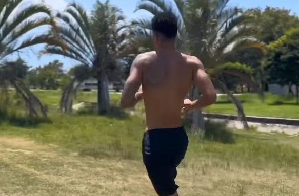 Zagueiro posta vídeo em treino nas férias e anima torcida do Cruzeiro