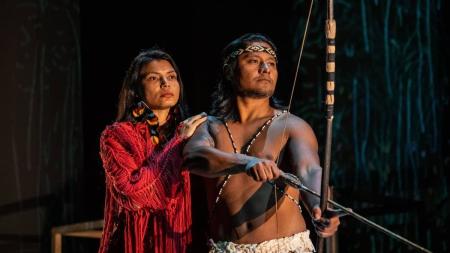 Zahy Tentehar e David Vera Popygua interpretam o casal Peri e Ceci na montagem com perspectiva indígena da ópera 'O Guarani'