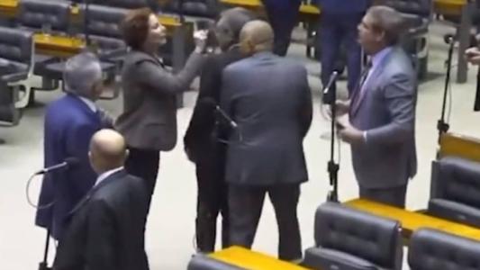 Zambelli e Lindbergh Farias trocaram acusações no meio do plenário da Câmara dos Deputados