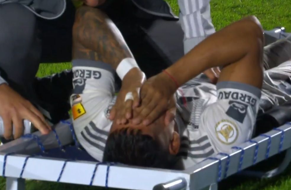 Titular do Atlético deixa jogo chorando e vira preocupação para sequência da temporada
