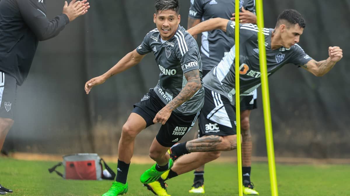 Atlético: um mês após grave lesão, Zaracho começa a treinar no campo
