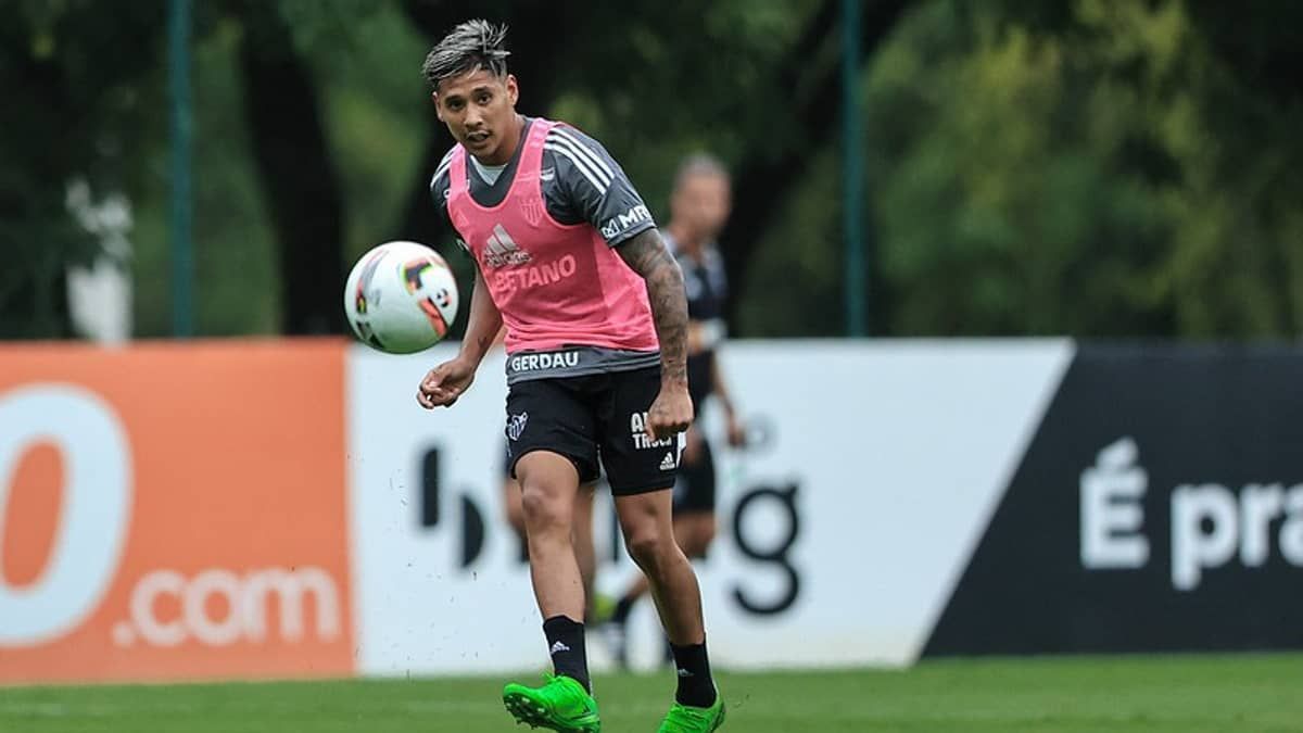 Zaracho sofre grave lesão no tornozelo e vira problema no Atlético 