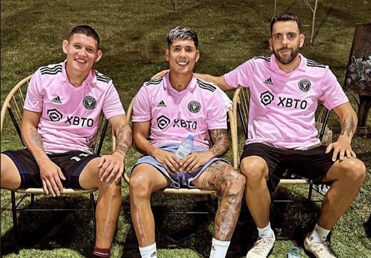 Reforço para Messi? Zaracho, do Atlético, usa camisa do Inter Miami nas férias