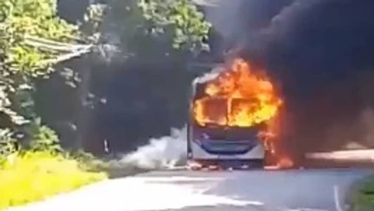 Segundo a Polícia Militar, 12 pessoas foram presas suspeitas de atarem fogo nos coletivos.