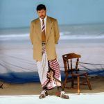 Bad Bunny, vencedor do Grammy, estreia na capa da Vogue Brasil usando marcas brasileiras