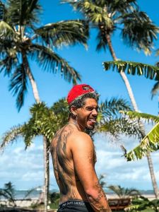 Zé Felipe causa na web após fotos sem camisa