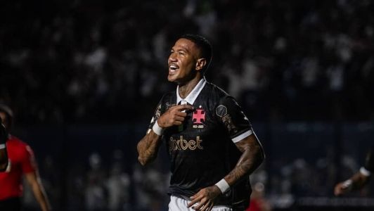 Zé Gabriel celebra gol marcado contra o Coritiba, seu único pelo Vasco