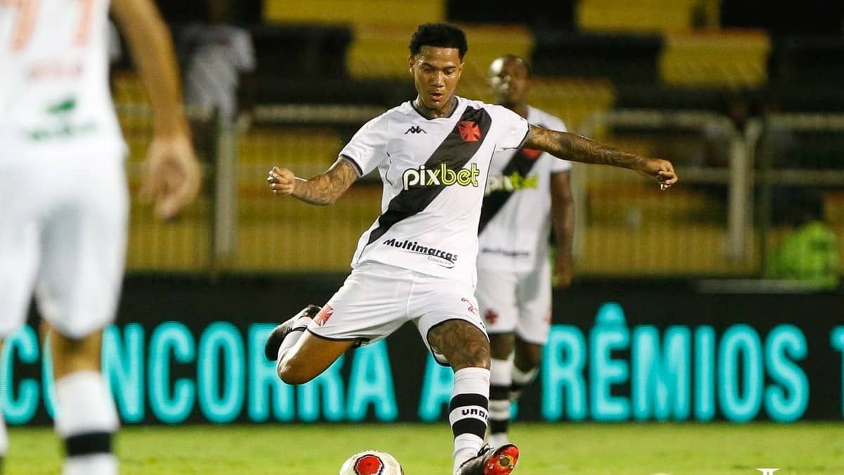 Zé Gabriel reaparece no Vasco e vira nova opção de Maurício Barbieri