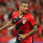 Zé Ivaldo é expulso pelo Athletico-PR e não enfrenta o Cruzeiro, com quem tem pré-contrato