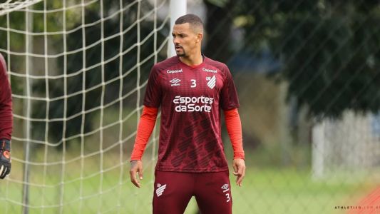 Zé Ivaldo ainda não renovou contrato com o Athletico-PR e desperta interesse de outros clubes