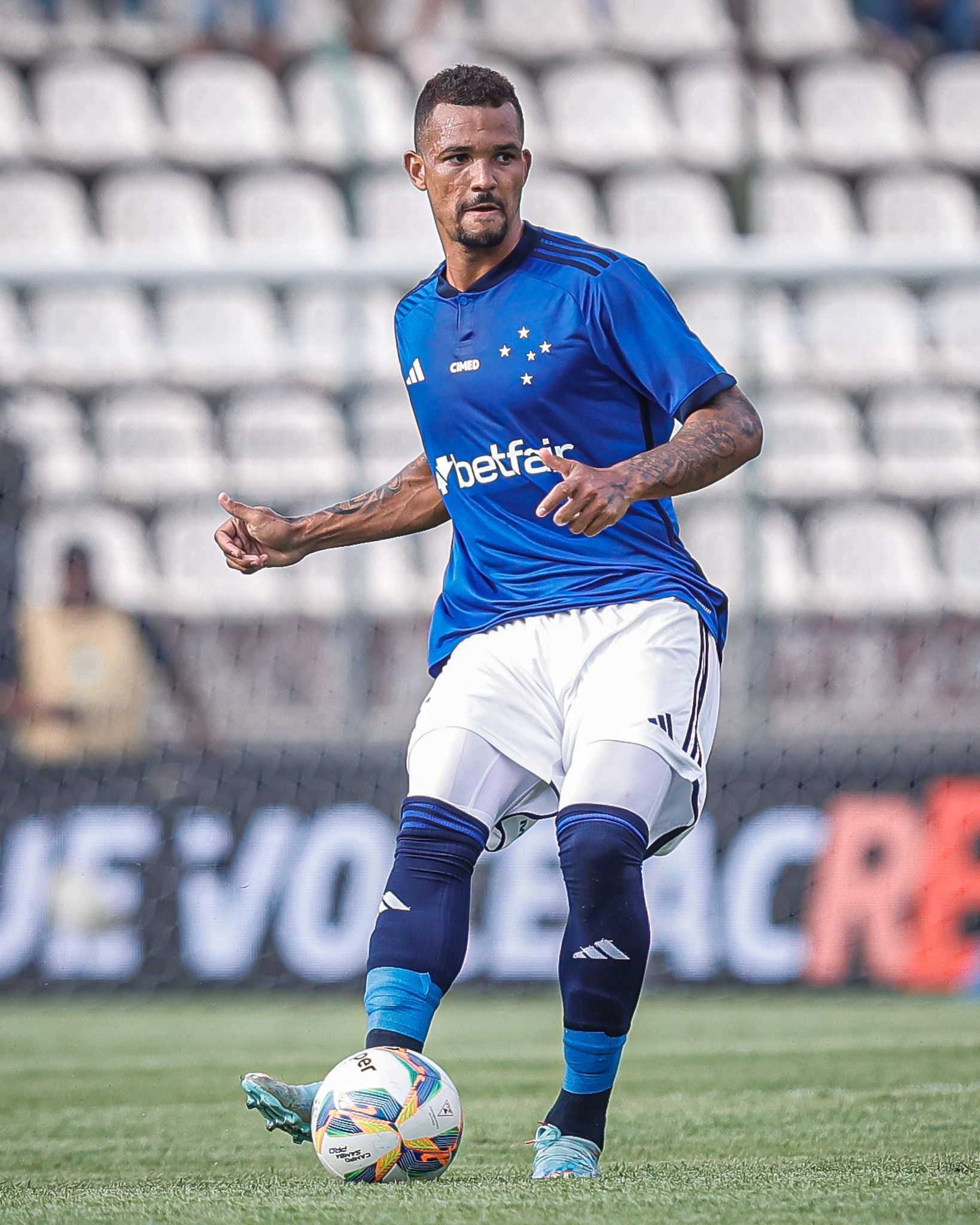 Zé Ivaldo dispara contra arbitragem após empate do Cruzeiro: 'Critério nenhum'