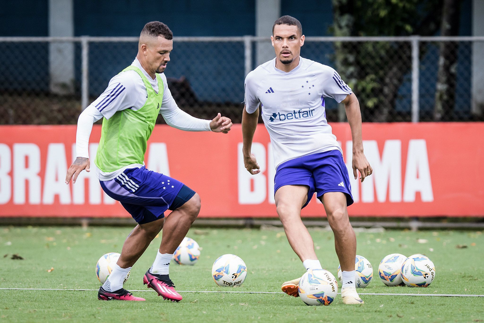 Personal explica trabalho para deixar zagueiro do Cruzeiro 'fininho' em 2024