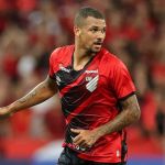 Alvo do Cruzeiro, Zé Ivaldo faz sétimo jogo pelo Athletico-PR no Brasileiro 
