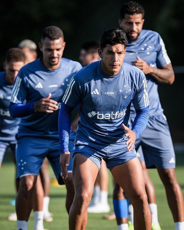 Zagueiro do Cruzeiro se surpreende com cartão e reage por ficar fora contra o Flamengo