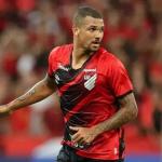 Acertado com Cruzeiro, Zé Ivaldo é afastado pelo Athletico-PR