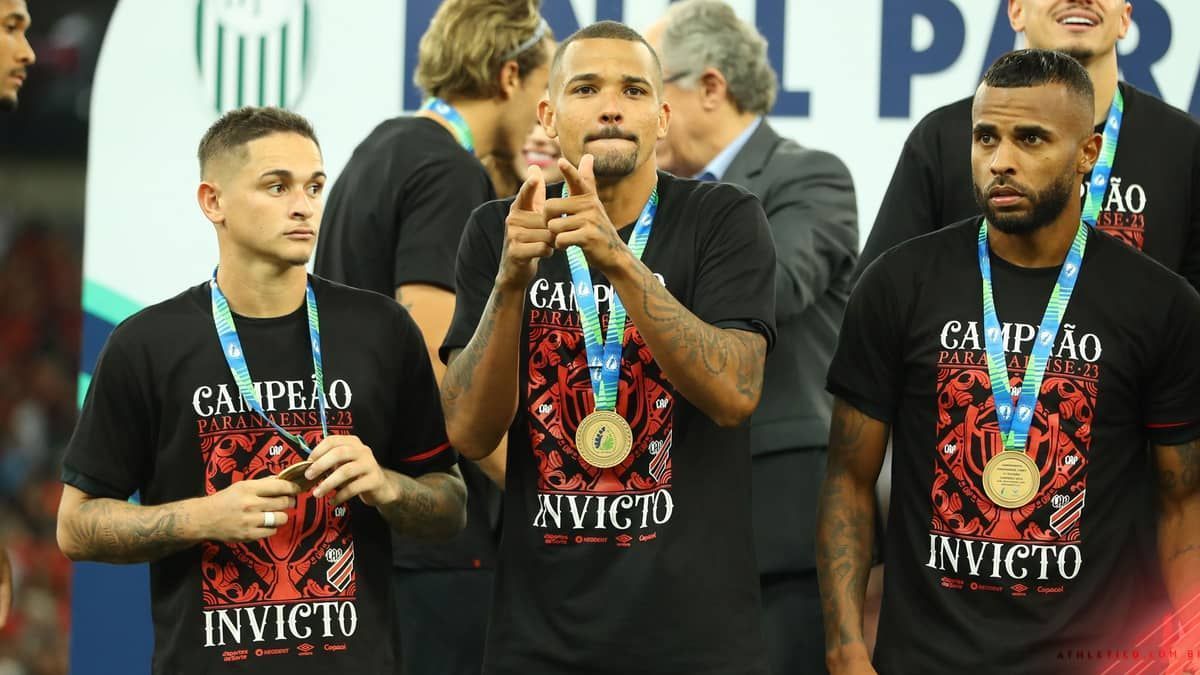 Cruzeiro segue interessado em Zé Ivaldo e deseja pré-contrato com o zagueiro