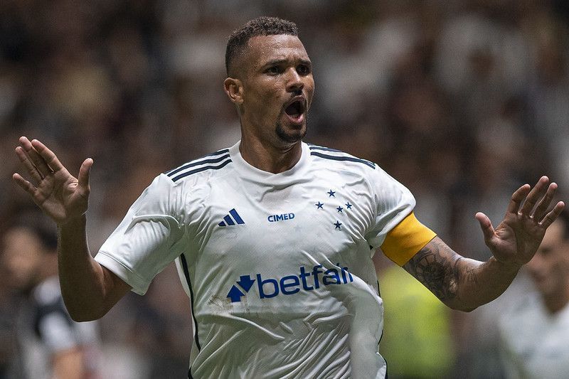 Larcamón analisa comportamento de Zé Ivaldo no Cruzeiro e manda recado ao zagueiro