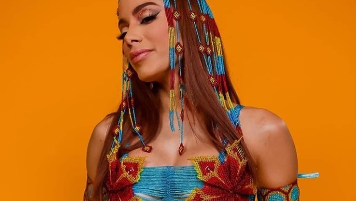 Zé Neto pede desculpas para Anitta após criticar tatuagem íntima da cantora