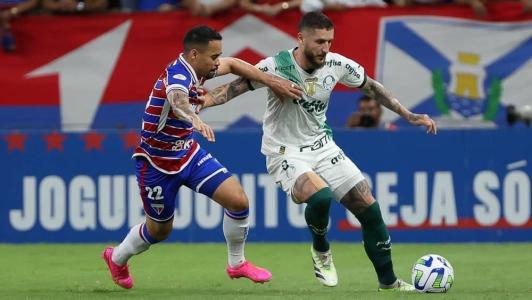 Zé Rafael, autor do segundo gol do Palmeiras, em lance com Yago Pikachu