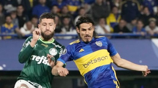 Zé Rafael e Cavani em disputa de bola no La Bombonera, em Buenos Aires