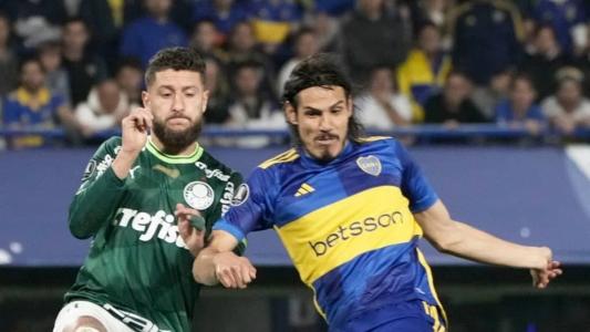 Zé Rafael e Cavani em disputa de bola no La Bombonera, em Buenos Aires