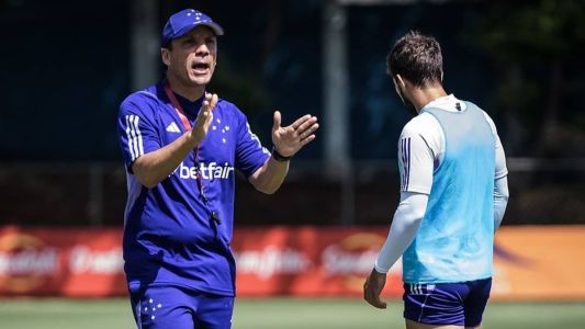 Zé Ricardo em treino do Cruzeiro na Toca da Raposa II, em Belo Horizonte