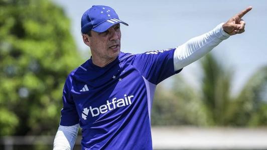 Zé Ricardo mantém atenção com jogadores pendurados no Cruzeiro