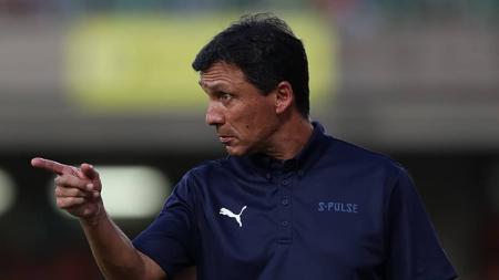 Zé Ricardo no comando do Shimizu S-Pulse, do Japão