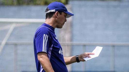 Zé Ricardo observa anotação em treino do Cruzeiro nesta terça (3), na Toca da Raposa II