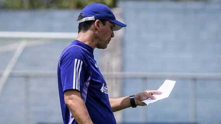 Zé Ricardo observa anotação em treino do Cruzeiro nesta terça (3), na Toca da Raposa II