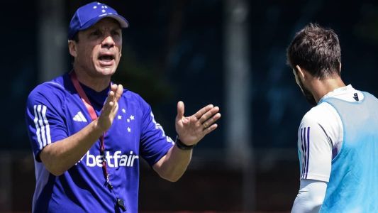 Zé Ricardo orienta jogadores do Cruzeiro em treino na Toca da Raposa, em BH