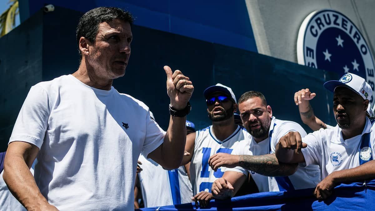 Vai dar sorte? Torcedor do Cruzeiro entrega presente inusitado a Zé Ricardo