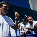 Vai dar sorte? Torcedor do Cruzeiro entrega presente inusitado a Zé Ricardo