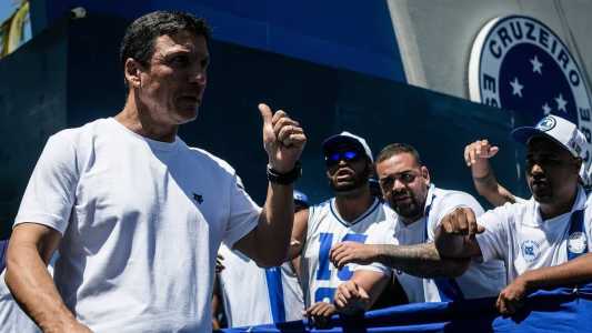 Zé Ricardo recebeu apoio dos torcedores antes da viagem para enfrentar o Santos