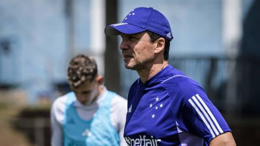 Zé Ricardo, técnico do Cruzeiro, em treinamento na Toca da Raposa II