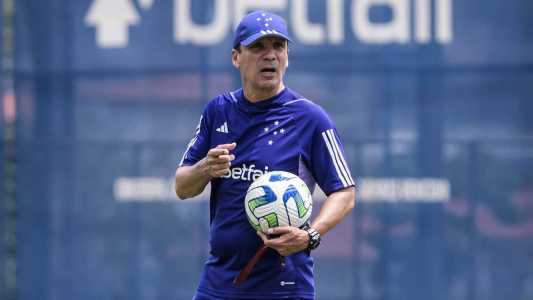 Zé Ricardo, técnico do Cruzeiro, em treino na Toca da Raposa II