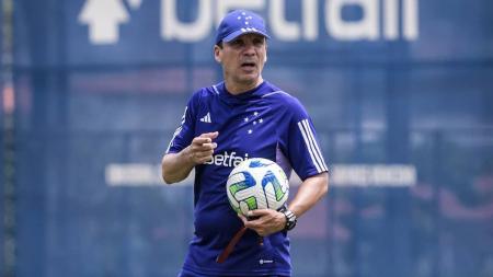 Zé Ricardo, técnico do Cruzeiro, em treino na Toca da Raposa II