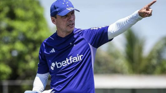 Zé Ricardo, técnico do Cruzeiro, durante treinamento neste domingo (29)