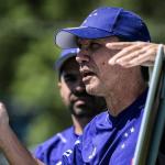 Cruzeiro enfrenta o Santos com novo técnico e missão 'contra o desespero'