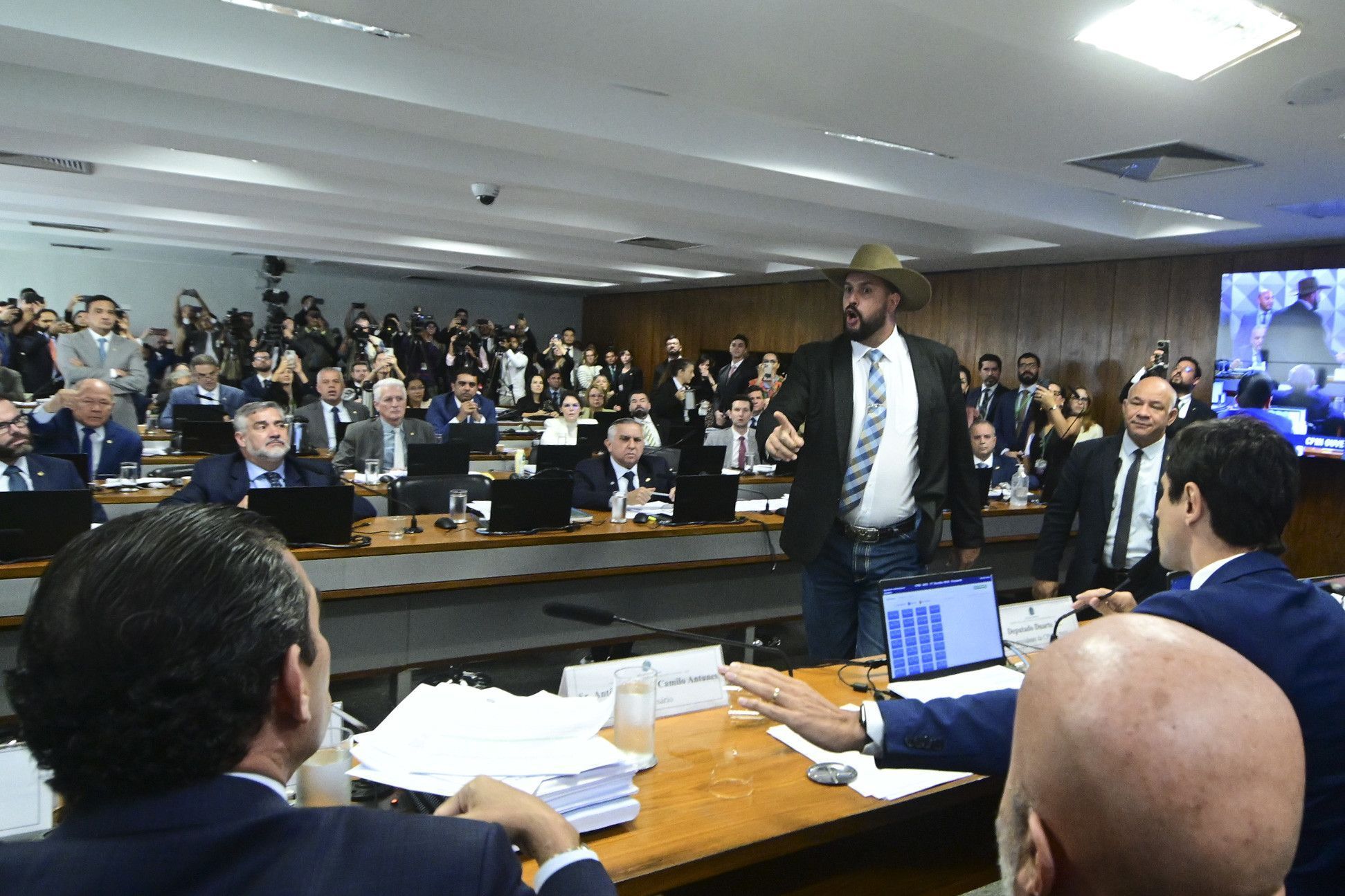 Depoimento de 'Careca do INSS' a CPMI tem bate-boca entre advogado e deputado