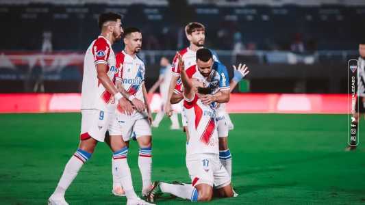 Zé Welison ajoelha e comemora o gol da vitória do Fortaleza contra o Libertad, em Assunção